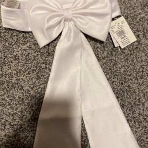 White bow for flower girl